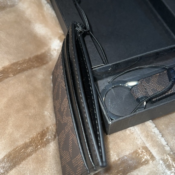 Michael Kors Men Card Case & Keychain Gift Set - Picture 5 of 7